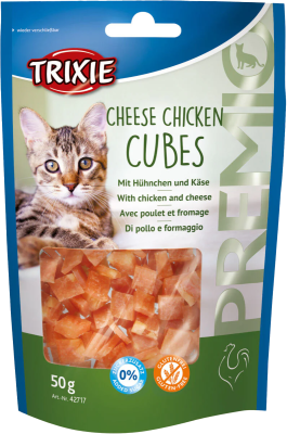 Eine aufrechte, blau-grüne Beutelverpackung mit Katzenabbildung, transparentem Sichtfenster und orangefarbenen, würfelförmigen Snacks aus Fleisch und Käse, unregelmäßig geschnitten.