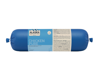 Eine blaue Frostfleischrolle mit hellblauem Etikett ‚Chicken Pure‘, verpackt in nicht essbarem Kunstdarm; rechts befindet sich ein beiges Informationsetikett mit Text.