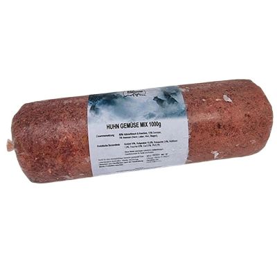 Eine Frostfleischrolle mit weiß-blauem Etikett und der Aufschrift „Huhn Gemüse Mix“. Verpackt in einem nicht essbaren Kunstdarm. Die Füllung ist rotbraun mit weißen Einschlüssen.