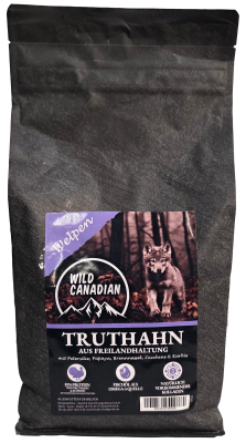 Schwarze Futtersackverpackung mit jungem Wolf im Wald, warme Braun- und Grüntöne mit weichem Licht und natürlicher Tiefenwirkung.