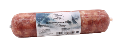 Eine Frostfleischrolle mit grob gewolftem, hellbraun-rosafarbenem Inhalt und sichtbaren Fleischstücken. Die Oberfläche ist leicht glänzend und unregelmäßig gefroren. Verpackt im nicht essbaren Kunstdarm.