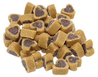 Herzförmige Hunde-Leckerlis mit gelber äußerer Schicht und dunklem Zentrum. Die Snacks wirken weich