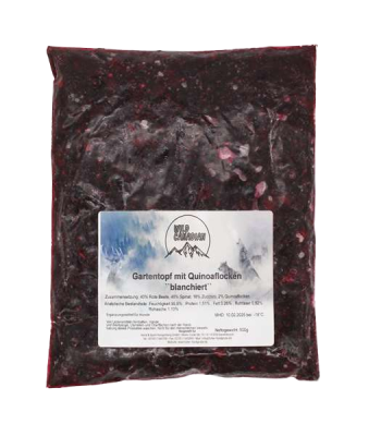 Ein flacher, transparenter Kunststoffbeutel mit weißem Etikett und der Aufschrift „Gartentopf mit Quinoaﬂocken“. Der Inhalt ist eine fast schwarze, tief dunkelrote Masse mit wenigen sichtbaren Stückchen.