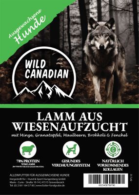 Ein Etikett mit schwarzem Hintergrund, naturgetreuem Wolf im herbstlichen Wald und grünem Farbelement oben links. Sorte Lamm aus Wiesenaufzucht für ausgewachsene Hunde.