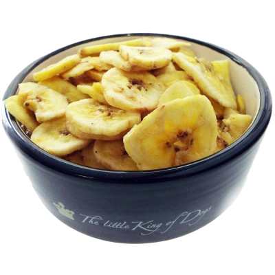 Eine Schale mit getrockneten, gelblichen Bananenscheiben. Die Scheiben sind rund, leicht gebogen und zeigen vereinzelt dunkle Punkte in der Mitte.