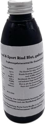 Eine schwarze Kunststoffflasche mit silbernem Schraubverschluss. Unten trägt sie ein weißes Etikett mit Text und der Aufschrift „Hund & Sport Rind Blut, gefroren“.