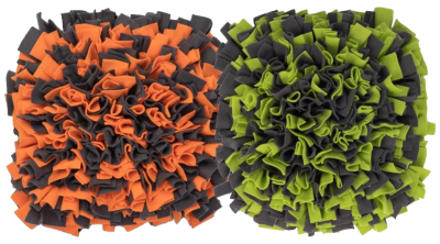 Zwei runde Schnüffelteppiche aus gefaltetem Fleece, dicht geschichtet. Links orange-schwarz, rechts grün-schwarz, jeweils mit weicher, fransiger Oberfläche auf weißem Hintergrund.