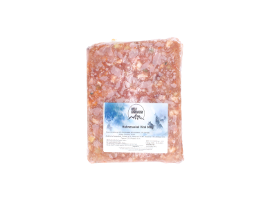 Ein flach verpackter Beutel mit weiß-blauem Etikett und der Aufschrift „Huhnmuskel Vital“. Die Füllung ist hellrosa, grob gewolft mit sichtbaren Fettstückchen und Gemüseeinschlüssen.