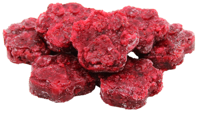 Mehrere gefrorene Pfötchen aus pürierten roten Johannisbeeren, in dunklem Rot. Die Form zeigt deutlich erkennbare Pfotenabdrücke