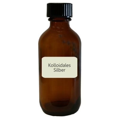 Eine braune Glasflasche mit schwarzem Schraubverschluss. Auf dem weißen Etikett steht ‚Kolloidales Silber‘.