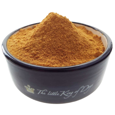  Ein dunkelblau-schwarzer Napf, gefüllt mit feinem, orangebraunem Pulver in einer kleinen Kuppe mittig aufgeschüttet.