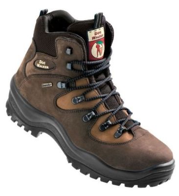 Brauner Wanderschuh mit schwarzer Sohle und Schnürung, Logo „Dog Walker“ mit Symbol einer Person mit Hund auf der Zunge.