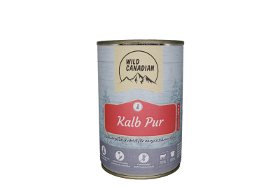 Eine zylindrische Futterdose mit hellblauem Etikett und rotem Feld mit der Aufschrift „Kalb Pur“. Oben steht das Logo „Wild Canadian“, unten befinden sich Symbole und Fütterungshinweise.