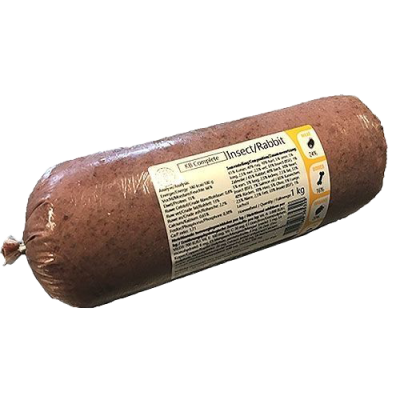 Eine Frostfleischrolle mit beigem Etikett und der Aufschrift „Insect/Rabbit“. Verpackt in einem nicht essbaren Kunstdarm. Die Füllung ist braun und wirkt fein zerkleinert.