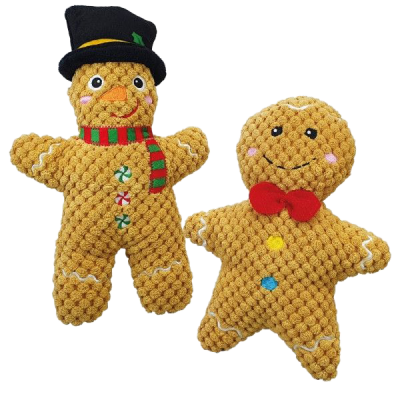 Zwei weiche Hundespielzeuge in Lebkuchenmannform mit genoppter Stoffstruktur, überwiegend braun, mit farbigen Details wie Schleife, Knöpfen, Schal und schwarzem Hut, freigestellt.