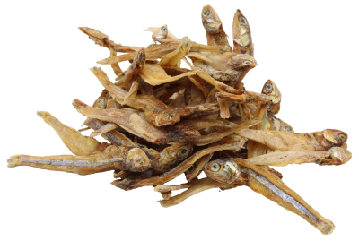 Ein Haufen getrockneter Sardellen für Hunde und Katzen, goldbraun und leicht glänzend. Die ganzen kleinen Fische sind länglich, flach und zeigen Köpfe sowie Flossen