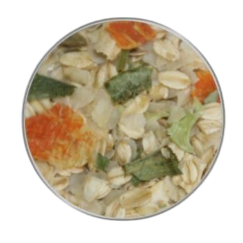 Eine helle Flockenmischung mit grünen, orangefarbenen und weißen Gemüseanteilen in unregelmäßiger Form, gleichmäßig verteilt in einer kreisrunden Ansicht.