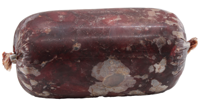 Eine Frostfleischrolle mit sehr dunklem, rötlich-braunem Inhalt und unregelmäßigen hellen Gefrierstellen. Oberfläche glatt und leicht glänzend. Verpackt in einem nicht essbaren Kunstdarm.