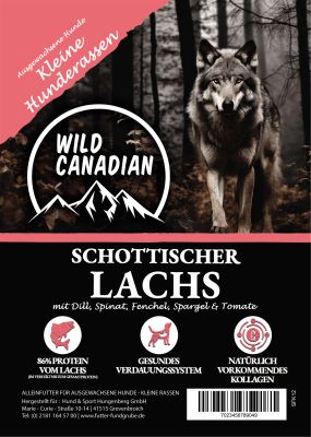Ein Etikett mit schwarzem Hintergrund, naturgetreuem Wolf im herbstlichen Wald und lachsrosafarbenem Farbelement oben links. Sorte Schottischer Lachs für kleine ausgewachsene Hunde.