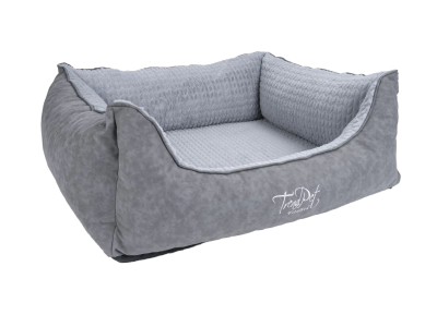 Ein rechteckiges Haustierbett mit geschwungenem Einstieg. Außen in glatter, mittelgrauer Wildlederoptik, innen weich gepolstert mit hellgrauem Strukturplüsch