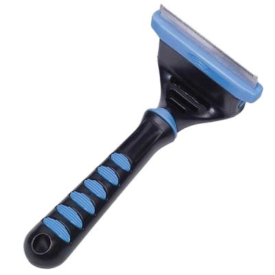 Unterfellbürste mit schwarzem Griff, blauen Gummieinsätzen und feinzahnigem Metallkamm in blauer Kunststofffassung.