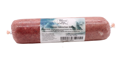 Eine Frostfleischrolle ohne Etikett, verpackt in einem durchsichtigen Kunstdarm. Die Füllung ist fein gewolft und zeigt eine gleichmäßig rosa bis hellrote Fleischmasse mit leicht marmorierter Struktur.