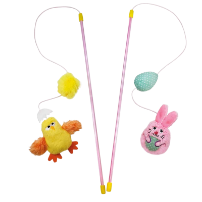 Zwei rosa Katzenangel-Spielzeuge mit gelbem Griffende, jeweils mit Plüsch-Küken oder Plüsch-Hase und einem kleinen Stoffei am Band befestigt.