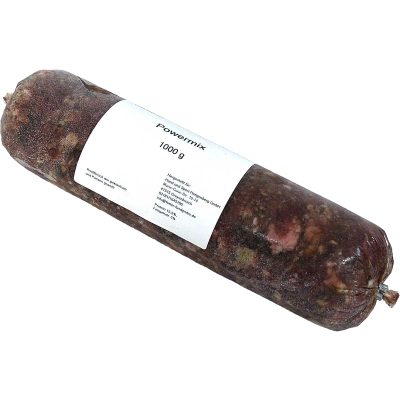 Eine Frostfleischrolle mit weißem Etikett und der Aufschrift „Powermix“. Verpackt in einem nicht essbaren Kunstdarm. Die Füllung ist grob gewolft und ungleichmäßig rotbraun.