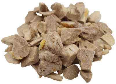 Unregelmäßig geformte, getrocknete Fleischstücke in hellbraunen Tönen mit faseriger, rauer Oberfläche; locker auf weißem Untergrund gestapelt.