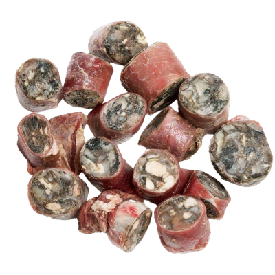 Gefrorene Stücke von Rinderspeiseröhre, jeweils gefüllt mit gewolftem grünem Pansen. Die Hülle ist rotbraun, die Schnittflächen zeigen grünlich-graue Strukturen.