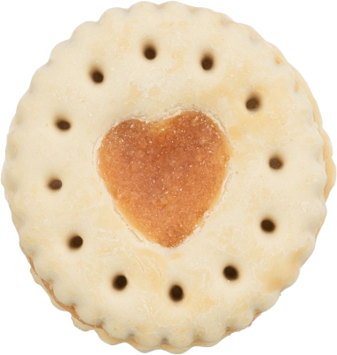 Ein runder, hellbeiger Hundekeks mit gewelltem Rand, kleinen dunklen Punkten auf der Oberfläche und einem herzförmigen, braunen Kern in der Mitte, trocken und fest wirkend