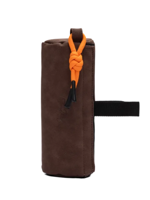  Zylindrischer Hundetrainings-Dummy aus braunem Wildleder mit orangefarbener Kordel am oberen Ende und schwarzer Stoffschlaufe an der Seite.