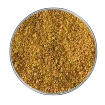 Ein kreisrunder Behälter mit grob gemahlenem, goldbraunem Pulver. Die Struktur wirkt krümelig und unregelmäßig, die Farbe ist warm und leicht rötlich.