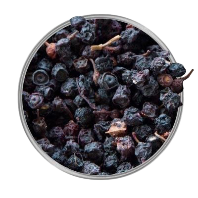 Getrocknete, schwarz-violette Heidelbeeren mit Stielresten, locker in einer runden, silber umrandeten Schale verteilt.