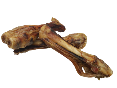 Zwei getrocknete Kalbsunterbeine mit freiliegendem, weißlichem Knochen und anhaftenden Sehnen und Fleischresten in beige bis braunen Tönen, unregelmäßig geformt, auf schwarzem Hintergrund.