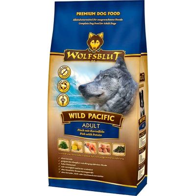 Dunkle Futtersackverpackung mit Wolfskopf vor maritimer Kulisse, kühle Blau- und Grautöne mit Wellenstruktur und dezenten Lichtreflexen.