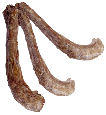 Drei getrocknete Putenhälse mit gebogener, zylindrischer Form. Die Oberfläche ist hellbraun bis beige, trocken und leicht faserig mit sichtbaren Knorpel- und Knochenstrukturen.