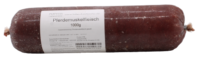 Eine Frostfleischrolle ohne Etikett in durchsichtigem Kunstdarm. Die Füllung ist fein gewolft, gleichmäßig strukturiert und zeigt eine dunkelrotbraune Farbe mit wenigen helleren Fleischanteilen.