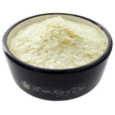 Eine schwarze Futterschale mit einer hellgelben, flockigen Mischung. Die „Kraft & Fitness“-Flocken sind fein, hauchdünn und unregelmäßig geformt.