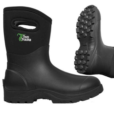 Zwei schwarze Gummistiefel mit robuster Profilsohle. Der obere Teil besteht aus flexiblem Stoff mit Grifföffnung und grün-weißem „Two Tracks“-Logo. Einer zeigt die Sohle