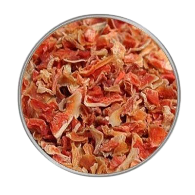 Ein Kreis mit grob geschnittenen, getrockneten Karottenstücken in hellem bis kräftigem Orange. Die Oberfläche wirkt unregelmäßig und leicht gewellt.