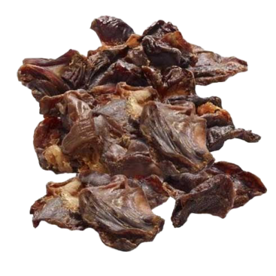 Ein Haufen unregelmäßig flacher, gedrehter Hühnermägen in dunklem Rotbraun mit matt glänzender Oberfläche und teils hellen, faserigen Rändern und natürlichen Einschnitten.