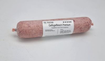 Eine Frostfleischrolle mit dem Etikett „Geflügelfleisch Premium“. Verpackt in einem nicht essbaren Kunstdarm. Die Füllung ist hellrosa, fein gewolft und gleichmäßig strukturiert.