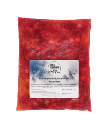 Ein flacher, transparenter Kunststoffbeutel mit weißem Etikett und der Aufschrift „Rosalinde mit Quinoaﬂocken“. Der Inhalt ist rot bis rötlich-orange mit kleinen hellen Einschlüssen und wirkt weich-püriert.