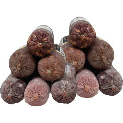 Eine Pyramide aus Frostfleischrollen mit weißem Etikett. Verpackt in rundem, nicht essbarem Kunstdarm. Die Oberfläche zeigt grau-rötliche bis bräunliche Frostverfärbungen.