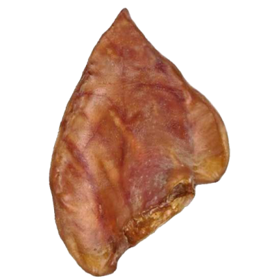 Ein ganzes, braun-rötlich getrocknetes Schweineohr mit leicht gewölbter, glatter Oberfläche und natürlicher Ohrform mit sichtbaren Knorpelansätzen.