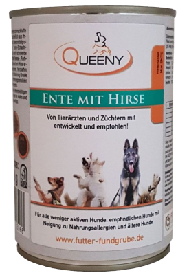 Eine silberfarbene Futterdose mit weißem Etikett. Aufschrift „ENTE MIT HIRSE“ in Türkis. Unten sind fünf verschiedene Hunderassen abgebildet, darüber ein Text in Schwarz.