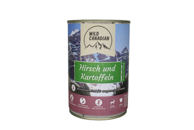 Eine Futterdose mit Gebirgsdesign und grünem Etikett mit der Aufschrift „Hirsch und Kartoffeln“. Unten Piktogramme zu Fleischanteil, Zutaten und Produkthinweisen.