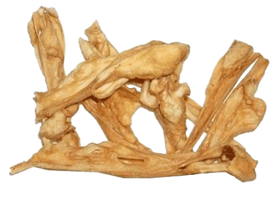 Mehrere hellbeige Stücke getrocknete Lammkopfhaut mit glatter bis leicht faseriger Struktur, teils gebogen und flach, unregelmäßig geformt und naturbelassen.