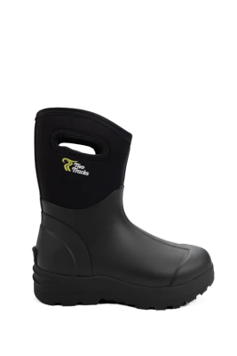 Schwarzer Gummistiefel mit Grifföffnung am Schaft und weiß-gelbem Schriftzug auf der Außenseite.